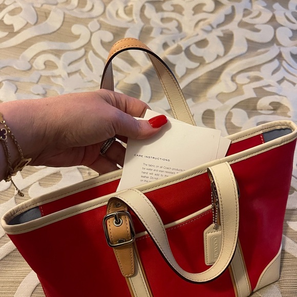 Small red Coach handbag - Picture 8 of 8